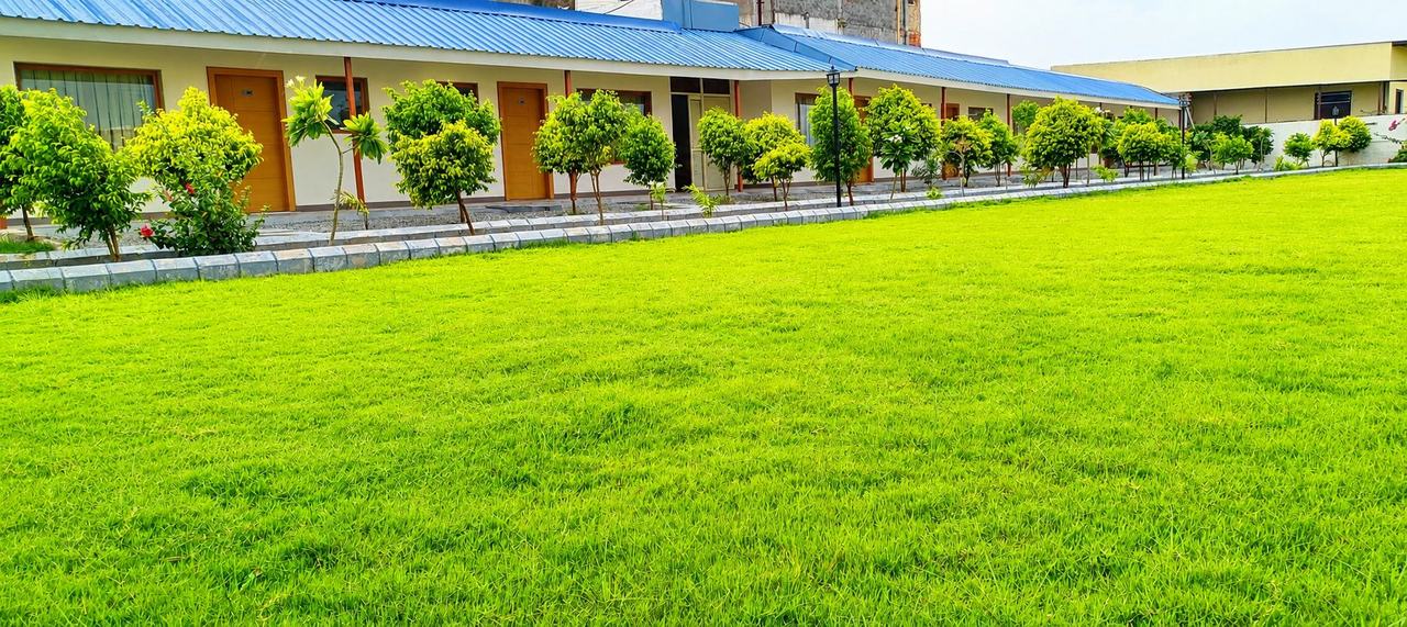 Vanam Hotel & Resorts rooms and lawn
