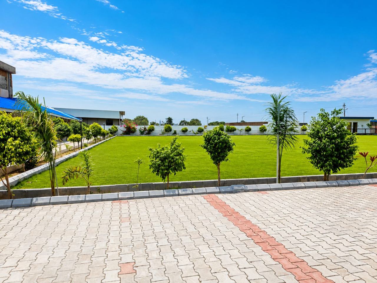 Vanam Hotel & Resorts lawn